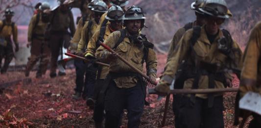 Los Angeles (United States), 11/01/2025.- Firefighters hike into the Palisades wildfire in Los Angeles, California, USA, 11 January 2025. Thousands of firefighting and emergency personnel are involved in response efforts, as multiple wildfires are continuing to burn across thousands of acres in Southern California, destroying thousands of homes and forcing people to evacuate areas throughout the Los Angeles area. (incendio forestal) EFE/EPA/ALLISON DINNER