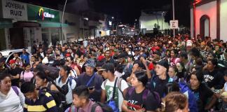 Miles de migrantes partieron en una caravana desde la frontera sur de México. Foto La Hora: EFE