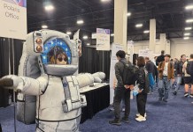 Personas asisten a la jornada previa a la Feria de Electrónica de Consumo (CES, por sus siglas en inglés) este domingo, en Las Vegas (Estados Unidos). EFE/ Sarah Yáñez Richards