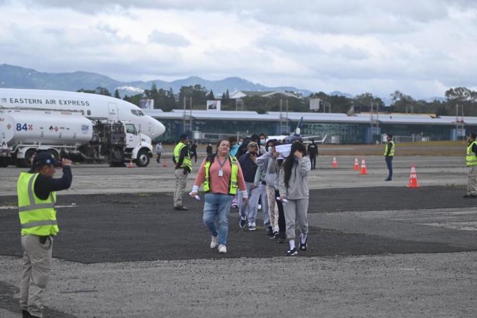 El director del Instituto Guatemalteco de MigraciÃ³n (IGM), Alfredo Danilo Rivera, indica que para esta semana se tienen programados cinco vuelos de retorno desde Estados Unidos Foto La Hora: ARCHIVO