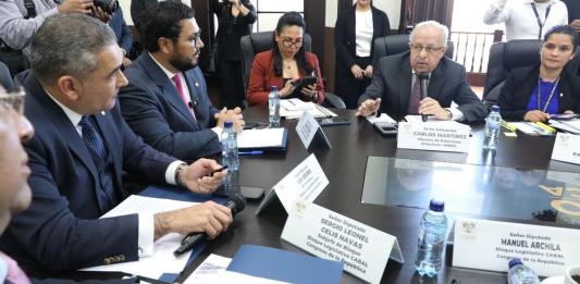 El ministro de Relaciones Exteriores, Carlos Ramiro Martínez, responde por la emisión de pasaportes en Estados Unidos. Foto: Congreso