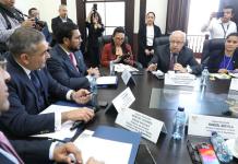 Canciller dice estar preocupado por libretas para pasaportes y posibles redadas El ministro de Relaciones Exteriores, Carlos Ramiro Martínez, responde por la emisión de pasaportes en Estados Unidos. Foto: Congreso