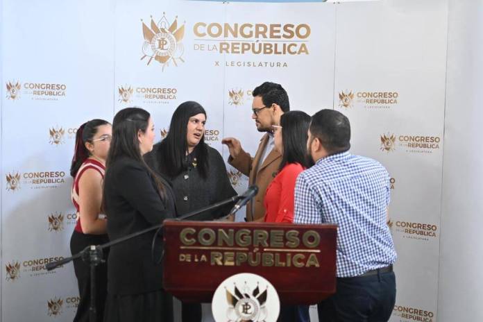 Los diputados de Semilla anuncian la querella contra el juez Fredy Orellana. Foto La Hora: Fabricio Alonzo