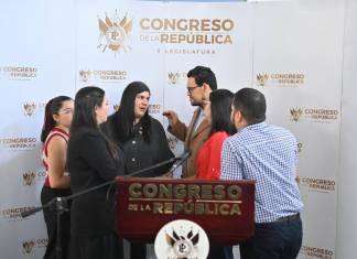 Los diputados de Semilla anuncian la querella contra el juez Fredy Orellana. Foto La Hora: Fabricio Alonzo