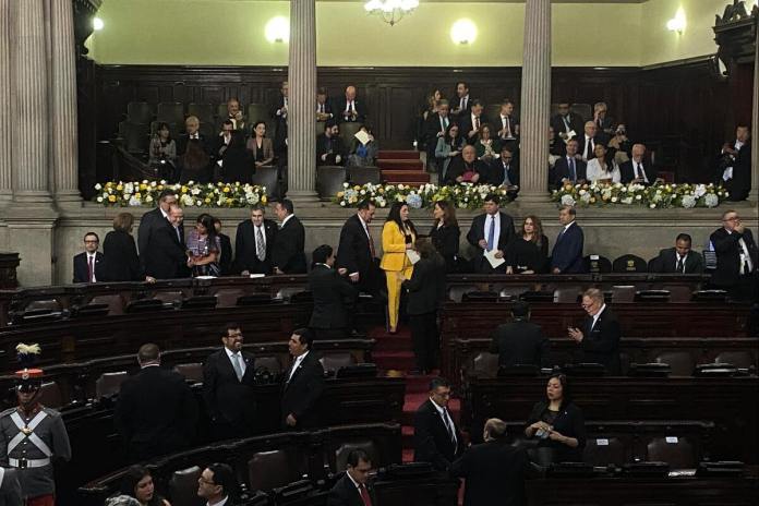 Varios funcionarios esperan para que inicie la sesión solemne debido al atraso de varios diputados de oposición. Foto La Hora: José Orozo