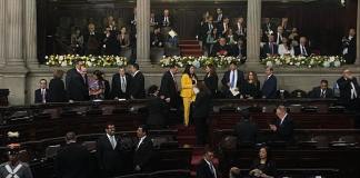 Varios funcionarios esperan para que inicie la sesión solemne debido al atraso de varios diputados de oposición. Foto La Hora: José Orozo