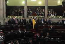 Luis Aguirre, Felipe Alejos y oposición se reúnen por supuestas molestias por presupuesto Varios funcionarios esperan para que inicie la sesión solemne debido al atraso de varios diputados de oposición. Foto La Hora: José Orozo