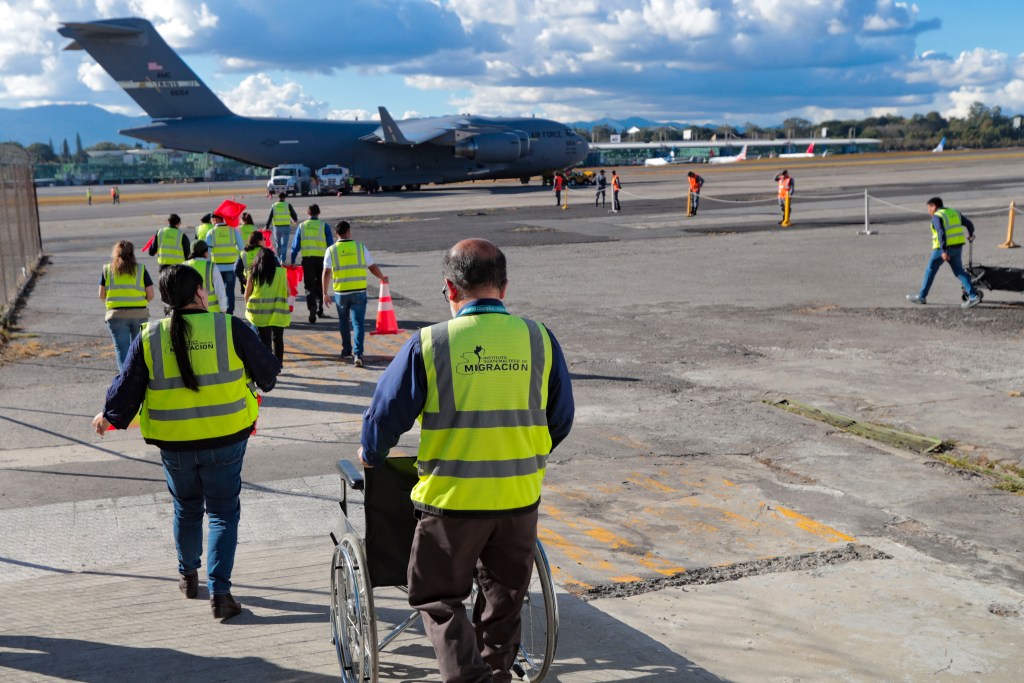 Migración recibe el segundo de cuatro vuelos de retornados programados para esta semana