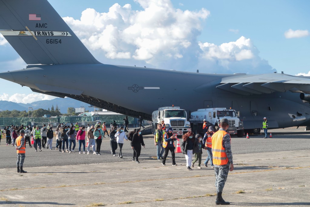 Migración recibe el segundo de cuatro vuelos de retornados programados para esta semana