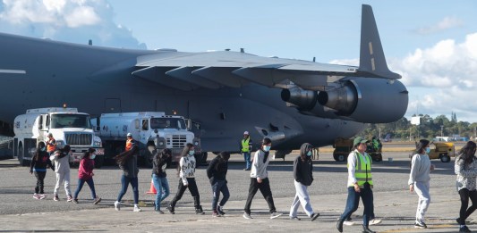 Migración recibe el segundo de cuatro vuelos de retornados programados para esta semana