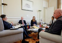 Gustavo Petro se reunió con el encargado de negocios de la embajada de Estados Unidos, John McNamara, tras crisis diplomática con deportados.