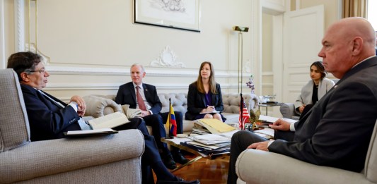 Gustavo Petro se reunió con el encargado de negocios de la embajada de Estados Unidos, John McNamara, tras crisis diplomática con deportados.