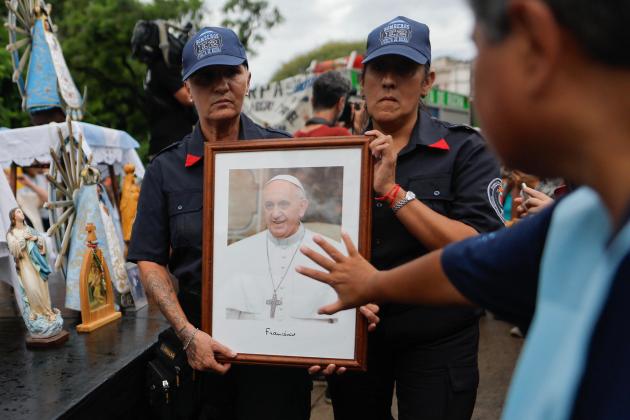 Personas sostienen una imagen del Papa Francisco durante una misa este lunes, en la Plaza Constitución en Buenos Aires (Argentina). Foto La Hora: EFE