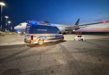 Un vuelo de American Airlines en ruta de Nueva York a Delhi invirtió el rumbo hacia el aeropuerto de Fiumicino debido a un presunto informe de amenaza de bomba. Foto: EFE/EPA/Telenoticia
