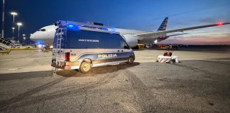 Un vuelo de American Airlines en ruta de Nueva York a Delhi invirtió el rumbo hacia el aeropuerto de Fiumicino debido a un presunto informe de amenaza de bomba. Foto: EFE/EPA/Telenoticia