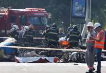 Dos personas fallecidas y 6 heridos tras desplome de avioneta en Sao Paulo Dos personas murieron en la mañana de este viernes 7 de febrero después de que una avioneta se desplomara sobre una ajetreada avenida de la ciudad de Sao Paulo. Foto La Hora: EFE