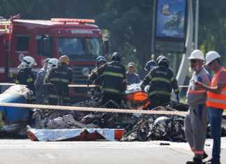 Dos personas murieron en la mañana de este viernes 7 de febrero después de que una avioneta se desplomara sobre una ajetreada avenida de la ciudad de Sao Paulo. Foto La Hora: EFE