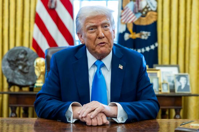 El presidente de EE.UU., Donald Trump, habla en la Oficina Oval de la Casa Blanca en Washington, DC, Foto La Hora: EFE/SHAWN THEW