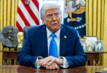 El presidente de EE.UU., Donald Trump, habla en la Oficina Oval de la Casa Blanca en Washington, DC, Foto La Hora: EFE/SHAWN THEW