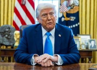 El presidente de EE.UU., Donald Trump, habla en la Oficina Oval de la Casa Blanca en Washington, DC, Foto La Hora: EFE/SHAWN THEW
