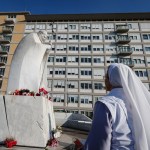 Los médicos del hospital Gemelli: "El papa no está fuera de peligro".