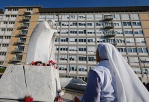 «El papa no está fuera de peligro» indican médicos del hospital Gemelli Los médicos del hospital Gemelli: "El papa no está fuera de peligro".