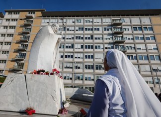 Los médicos del hospital Gemelli: "El papa no está fuera de peligro".