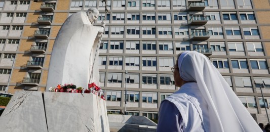 Los médicos del hospital Gemelli: "El papa no está fuera de peligro".