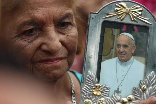 Personas sostienen una imagen del Papa Francisco durante una misa este lunes, en la Plaza Constitución en Buenos Aires (Argentina). Foto La Hora: EFE