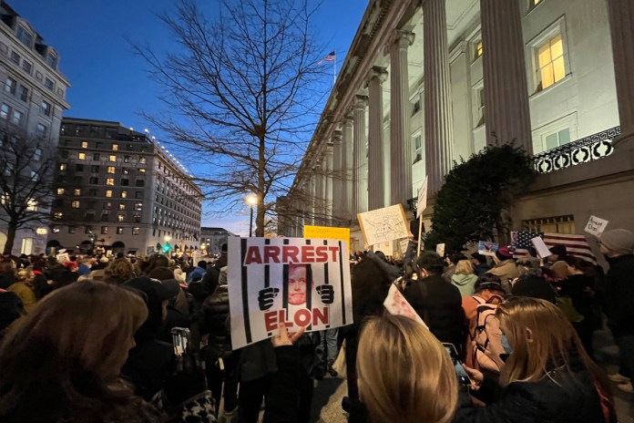 Cientos de personas participan de una manifestación contra el magnate Elon Musk en Washington. Foto La Hora: EFE