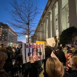 Cientos de personas participan de una manifestación contra el magnate Elon Musk en Washington. Foto La Hora: EFE