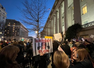 Cientos de personas participan de una manifestación contra el magnate Elon Musk en Washington. Foto La Hora: EFE