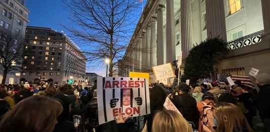 Cientos de personas participan de una manifestación contra el magnate Elon Musk en Washington. Foto La Hora: EFE