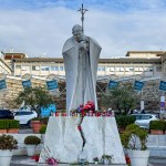 El papa Francisco ha experimentado una "leve mejoría", no presenta fiebre y sus parámetros hemodinámicos son "estables" mientras que "no ha perdido su proverbial sentido del humor".