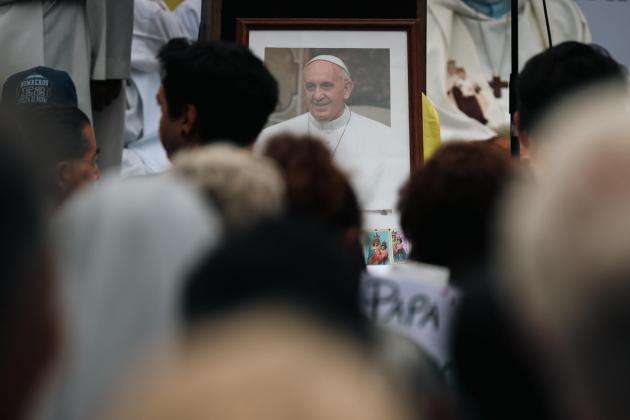 Personas sostienen una imagen del Papa Francisco durante una misa este lunes, en la Plaza Constitución en Buenos Aires (Argentina). Foto La Hora: EFE