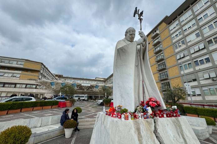 El papa pasó tranquilo la noche y recibe el tratamiento para la neumonía bilateral