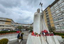 El papa pasó tranquilo la noche y recibe el tratamiento para la neumonía bilateral