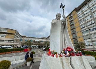 El papa pasó tranquilo la noche y recibe el tratamiento para la neumonía bilateral