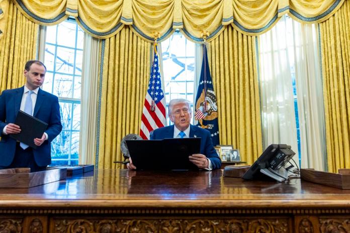 El presidente de Estados Unidos, Donald Trump en el Despacho Oval de la Casa Blanca. Foto La Hora: EFE/EPA/