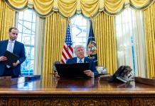 Trump no se preocupa por los aranceles chinos: «Nos va a ir muy bien contra China» El presidente de Estados Unidos, Donald Trump en el Despacho Oval de la Casa Blanca. Foto La Hora: EFE/EPA/