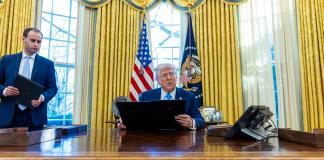 El presidente de Estados Unidos, Donald Trump en el Despacho Oval de la Casa Blanca. Foto La Hora: EFE/EPA/