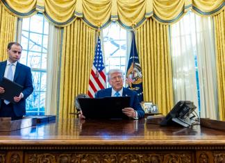 El presidente de Estados Unidos, Donald Trump en el Despacho Oval de la Casa Blanca. Foto La Hora: EFE/EPA/