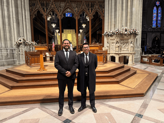 Erick Schaeffer, primer subsecretario, y Eduardo Mejía, secretario de asuntos internacionales y cooperación, en el Servicio Nacional de Oración en la Catedral de Washington por la toma de posesión de Trump. Foto: La Hora / MP.