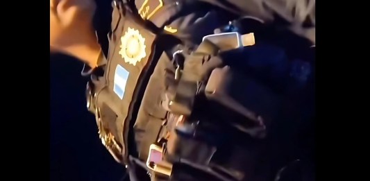 El ministro de Gobernación, ha pedido una investigación en contra del policía que pedía Q5 mil a un conductor. Foto La Hora: Captura de pantalla.