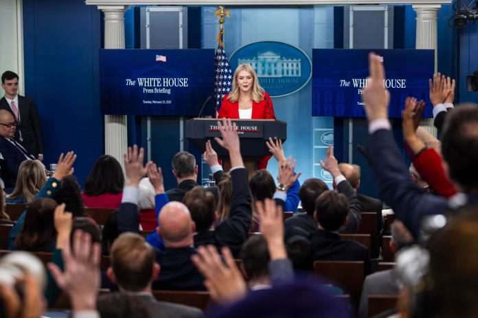 La Casa Blanca cambia las reglas a los medios y decidirá qué reporteros preguntan a Trump. Foto La Hora: EFE