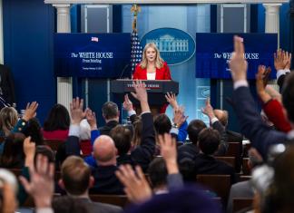 La Casa Blanca cambia las reglas a los medios y decidirá qué reporteros preguntan a Trump. Foto La Hora: EFE