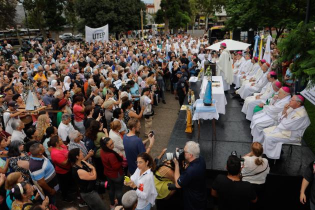 Personas sostienen una imagen del Papa Francisco durante una misa este lunes, en la Plaza Constitución en Buenos Aires (Argentina). Foto La Hora: EFE