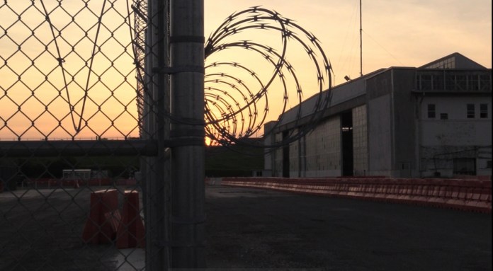 Fotografía de archivo de una zona del centro de detención de Guantánamo en la Base militar estadounidense en Guantánamo (Cuba). Foto La Hora: EFE