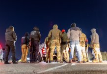 La administración Trump estaría desarrollando  planes para construir centros de detención de inmigrantes en bases militares estadounidenses.