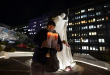El papa sufre "neumonía bilateral" y su cuadro clínico sigue siendo "complejo"